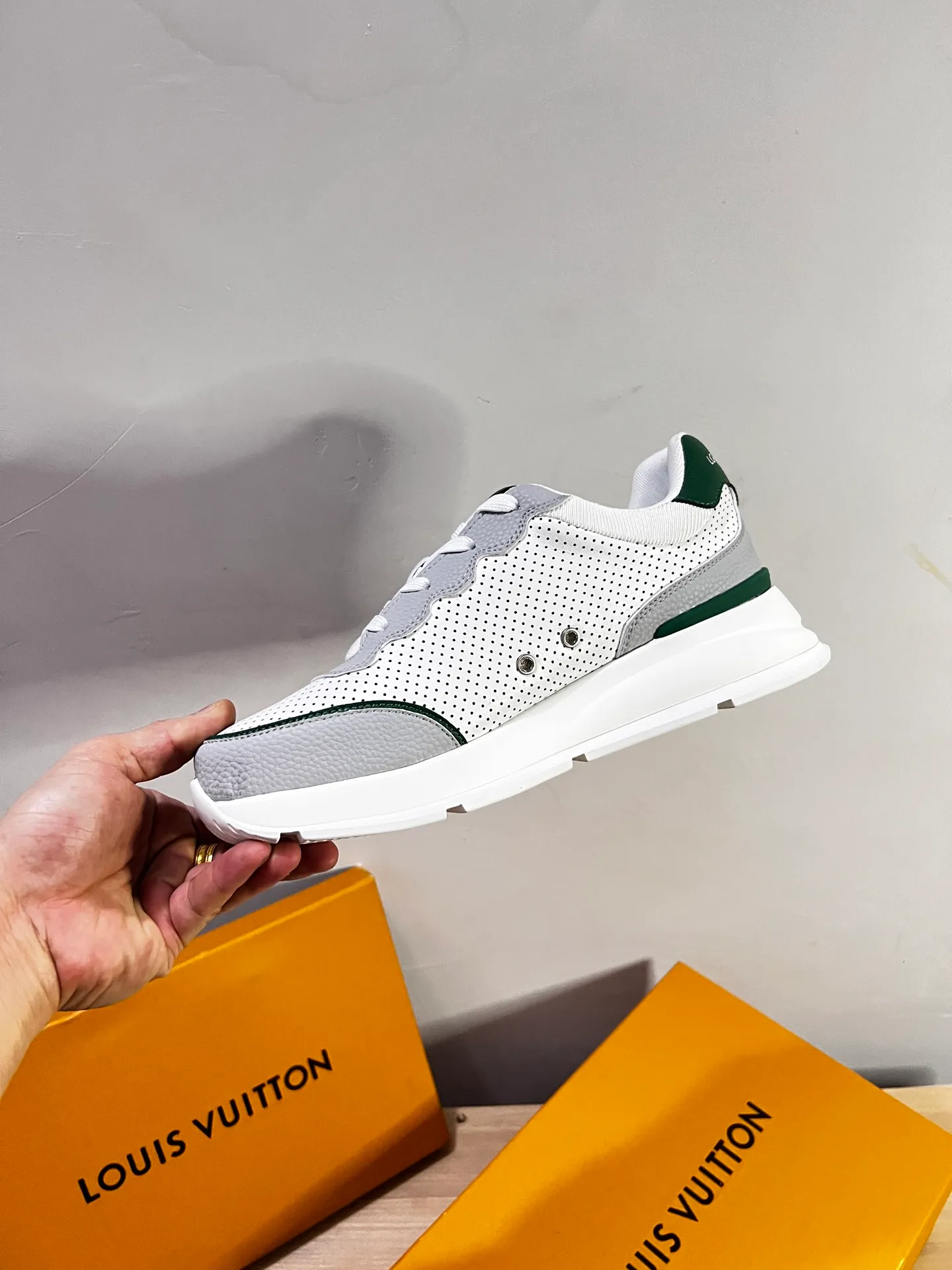 Factory price: 438💰LV men's classic casual sneakers. This sneaker is made of soft cow leather and has a classic logo. The classic logo shapes the elegant upper. The thick yet lightweight rubber outsole is embossed with the Louis Vuitton logo. The padded insole and technical lining once again upgrade the comfort experience. The calfskin lining imported from Italy is high-end and comfortable, and the original outsole is light and wear-resistant! Purely handmade, details determine quality! Size: 38-45, customized 45